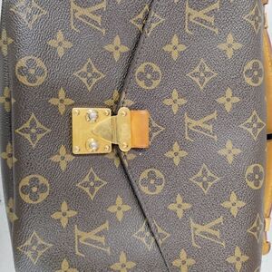 Louis Vuitton Brown and Gold Shoulder Bag with Iconic Monogram and Elegant Clasp